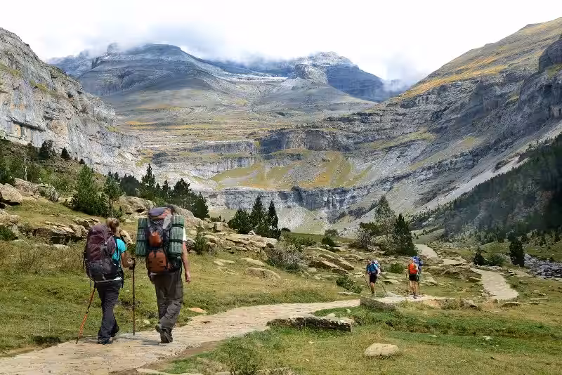 La Danza con la Naturaleza: Una Caminata por Sitios Montañosos y el Arte del Cuidado Ambiental