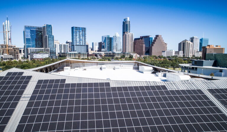 Energías renovables: 88% de la nueva capacidad eléctrica en EE.UU. Austin,Texas,A,Clean,Progressive,City,With,Large,Solar,Panel