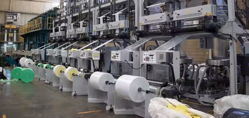 Las Bolsas de Plástico: Un Análisis Profundo de su Fabricación, Impacto y el Camino hacia un Futuro Sostenible