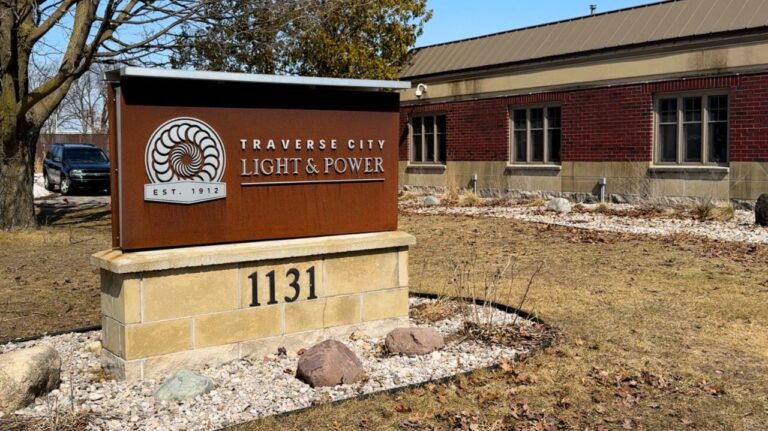 traverse-city-avanza-hacia-energ-a-100-l